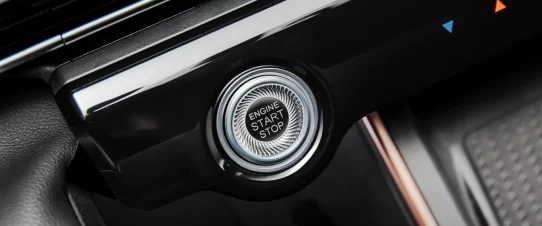 Công nghệ khởi động từ xa cho phép bạn khởi động động cơ bằng chìa khóa thông minh và chức năng Comfort Access cho phép bạn mở xe khi đến gần.